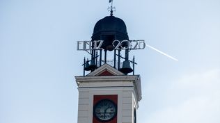 El cartel luminoso de ‘Feliz 2025’ para las Campanadas de Nochevieja en la Puerta del Sol