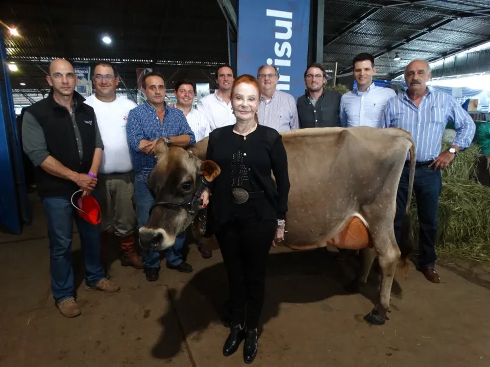 Integrantes de las cabañas Las Rosas (Uruguay) y Miramont (Brasil), empresas que son dirigidas por Laetitia dArenberg e Ingo Erhardt, respectivamente, con una de las Jersey que expusieron.