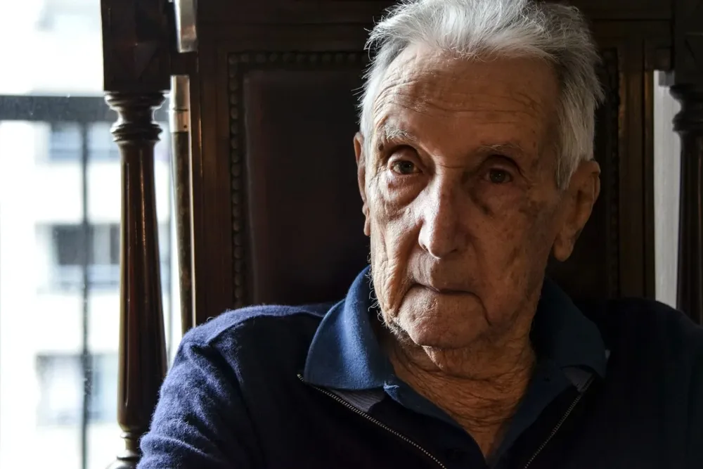 Félix Sienra a los 100 años en su hogar