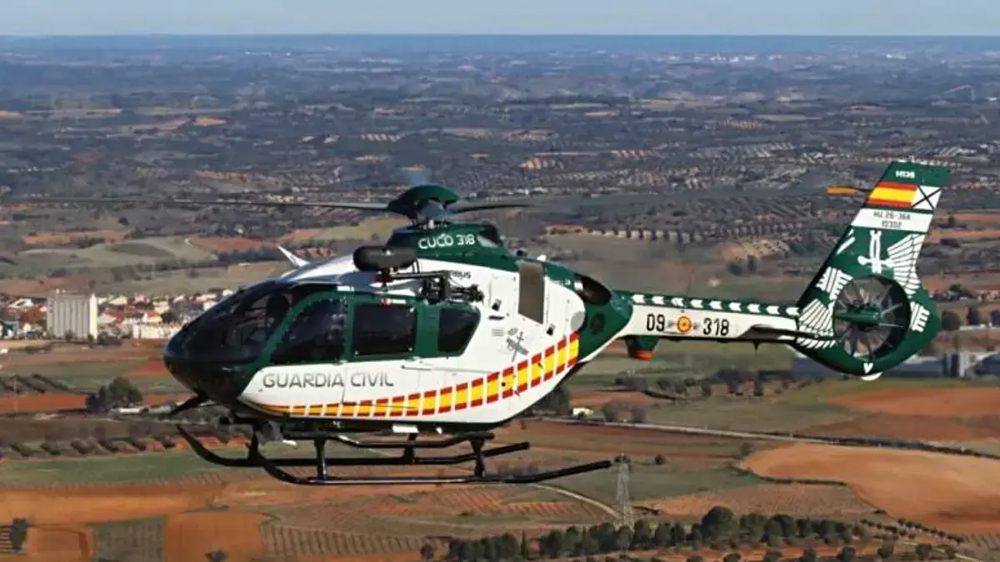 Un helicópetro de la Guardia Civil durante un operativo.