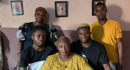 Christian Ebere, con el pelo rubio, junto a su madre y sus tres hermanos en Nigeria