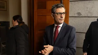 El ministro de la Presidencia, Justicia y Relaciones con las Cortes, Félix Bolaños, ofrece declaraciones a los medios en el Patio del Congreso de los Diputados (archivo)