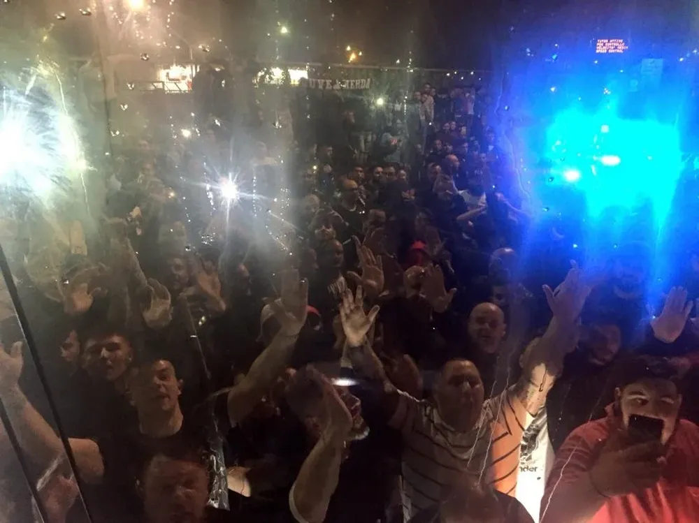 Los hinchas de Nápoli vistos desde el ómnibus del equipo