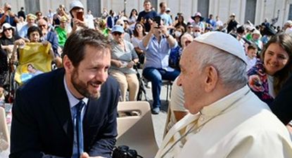 El publicista Juan Della Torre y el papa Francisco, en el Vaticano.