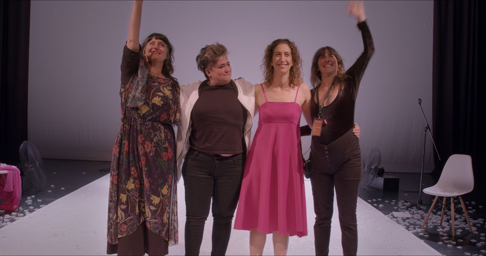 Mamá está acá plantea una mirada sobre el vínculo entre madres e hijos, atravesada por la contrucción de una obra teatral