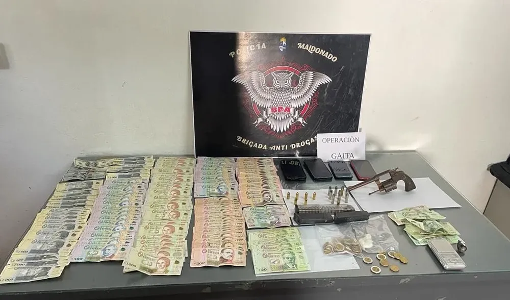 Objetos incautados en las casas de los responsables de la boca de drogas