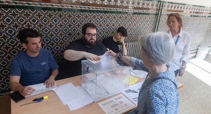 Una mujer ejerce su derecho a voto en las elecciones europeas en un colegio de Madrid