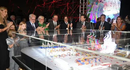El presidente Luis Lacalle Pou junto a la familia Huts y autoridades del gobierno