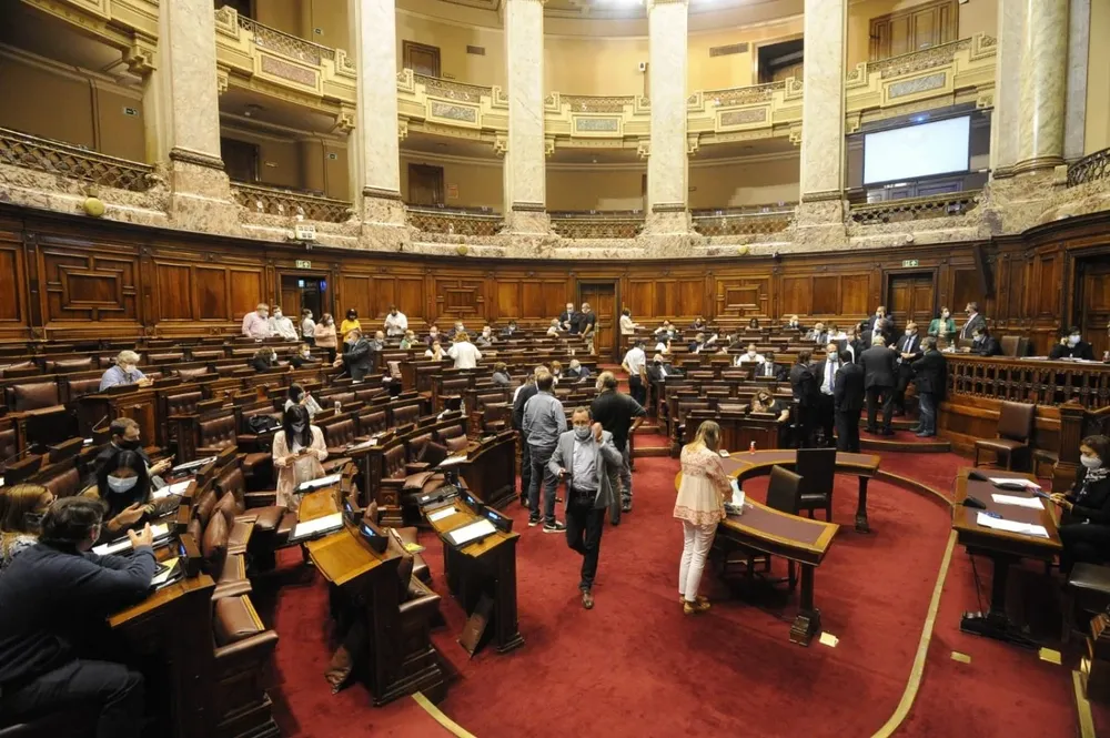 El impuesto fue aprobado con votos de todos los partidos