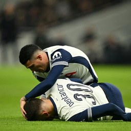 Rodrigo Bentancur es atendido por un compañero de Tottenham Hotspur tras su lesión Rodrigo Bentancur es atendido por un compañero de Tottenham Hotspur tras su lesión