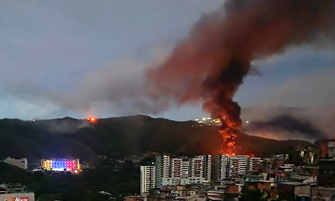 El sábado en la madrugada se escucharon explosiones en Caracas. En esta imagen se ve humo saliendo del complejo militar Fuerte Tiuna, ubicado en la capital.