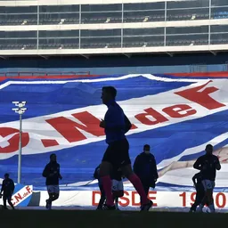Bandera gigante con el escudo del Club Nacional de Football
