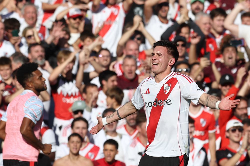 Franco Mastantuono de River Plate celebra su golazo ante Boca Juniors por el Torneo Apertura argentino
