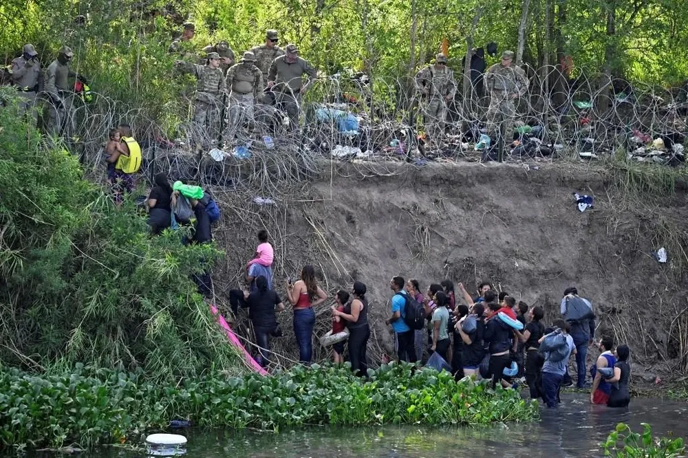 Inmigrantes que cruzan el Río Bravo son detenidos por la Guardia Nacional de Estados Unidos