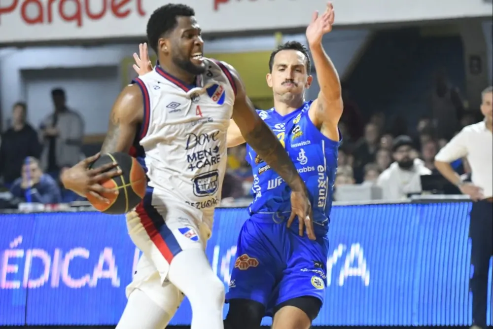 Jaylen Johnson de Nacional ante la marca de Manuel Romero de Hebraica y Macabi