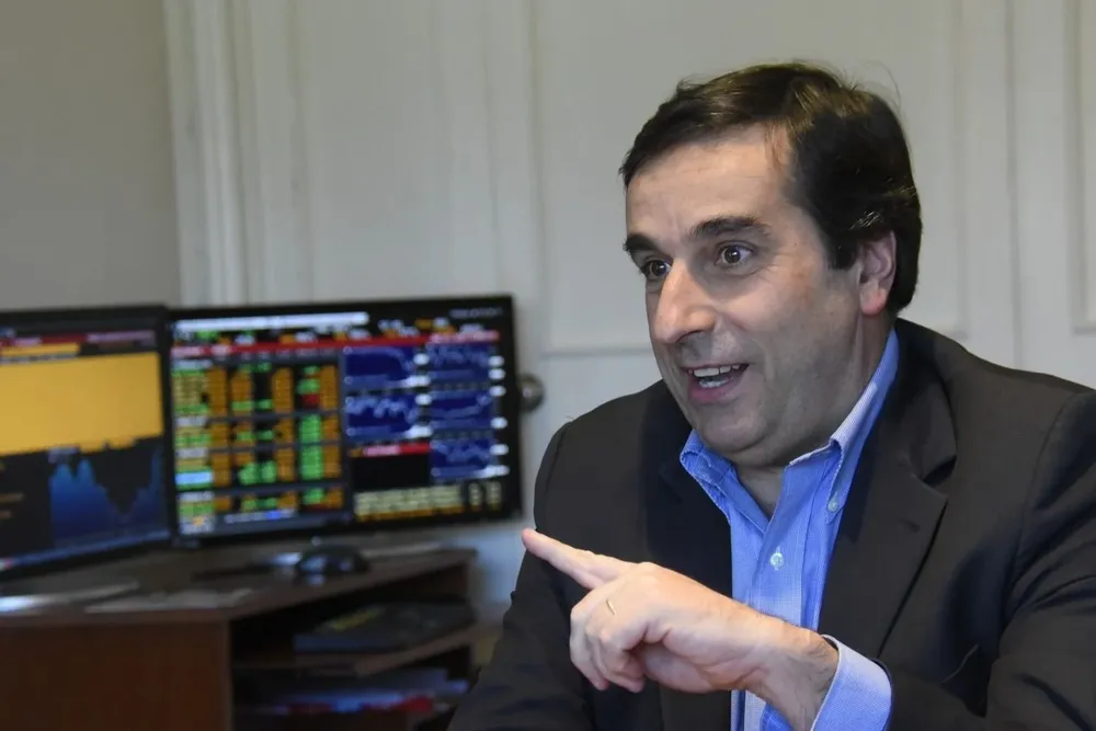 Lema pone foco en algunas asignaturas pendientes, y en ese sentido enfatiza que Uruguay tiene un problema grave de capital humano, de educación y de lo que resulta de la combinación de ambas, que es la productividad