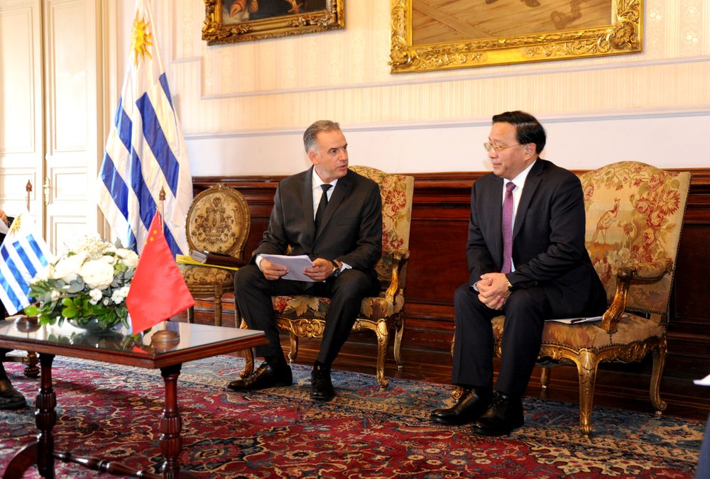El presidente de la República, Yamandú Orsi, junto al&nbsp;ministro de Agricultura de la República Popular China, Han Jun