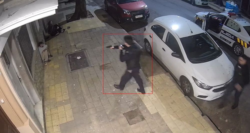 Momento en el que la Policía detiene al hombre que intentó abusar de una mujer en Cordón