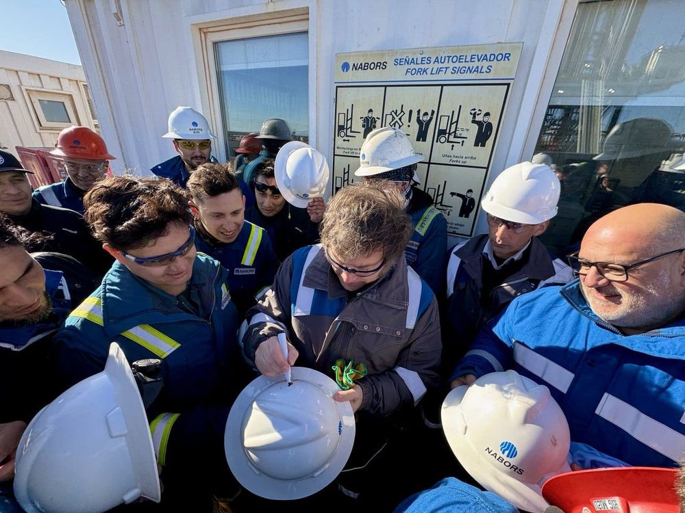 El presidente Javier Milei en su visita a Vaca Muerta junto con un grupo de empresarios, en agosto pasado