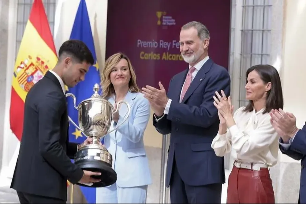 El rey Felipe VI felicita a Carlos Alcaraz.