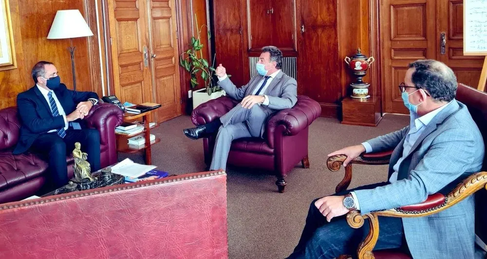 Los diputados Sebastián Andújar (izquierda) y Álvaro Perrone (derecha) reunidos con el ministro de Salud Daniel Salinas (centro)