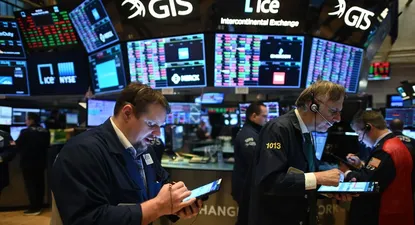 Tras la mejor semana en Wall Street desde junio, futuros caen por advertencias de la Fed