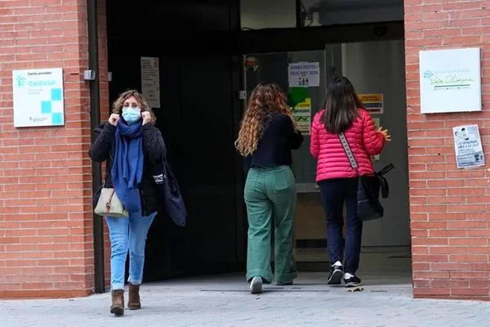 n mujer sale de un centro de atención primaria.