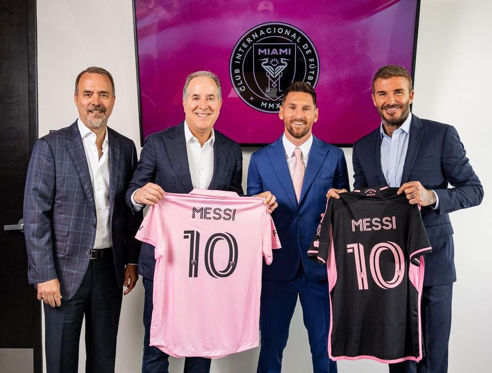 La llegada de Lionel Messi en 2023, gestionada por los hermanos Más y David Beckham, elevó el perfil global del Inter de Miami. La llegada de Lionel Messi en 2023, gestionada por los hermanos Más y David Beckham, elevó el perfil global del Inter de Miami.