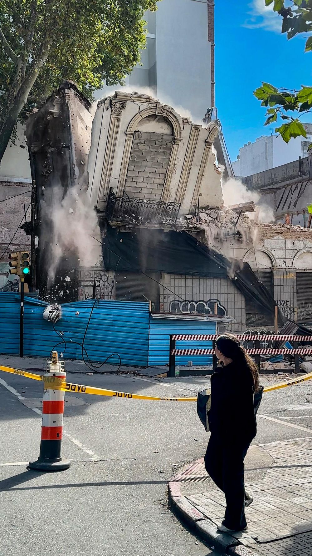 Demolición en Av. Uruguay y Ejido