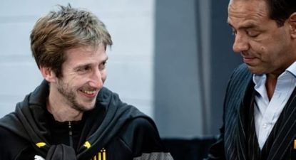 Diego Morena recibe su medalla de socio vitalicio de Peñarol de las manos de Ignacio Ruglio
