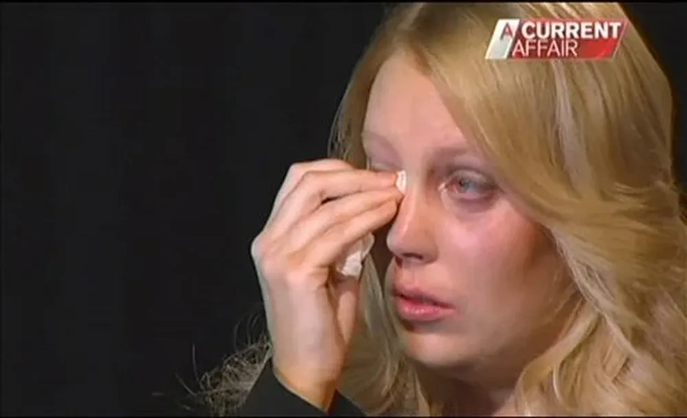 Mel Greig llora durante una entrevista en un canal de TV australiano.