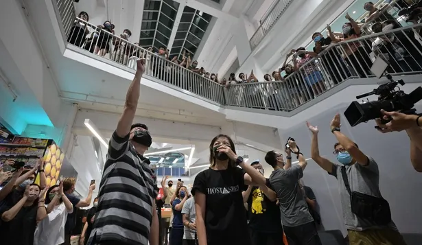 Trabajadores del Apple Daily se despiden del diario con un aplauso