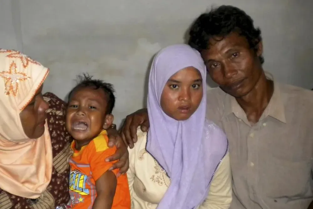 Wati, segunda desde la derecha, junto a su familia