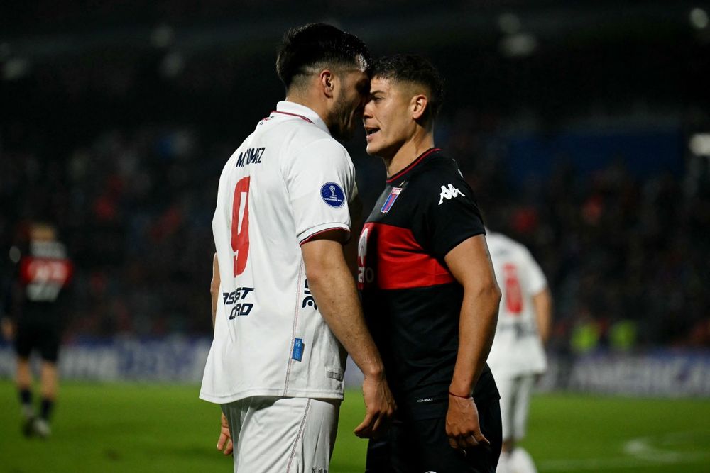 Maxi Gómez&nbsp; y Nahuel Banegas en el partido entre Tigre y Nacional por la Copa Sudamericana