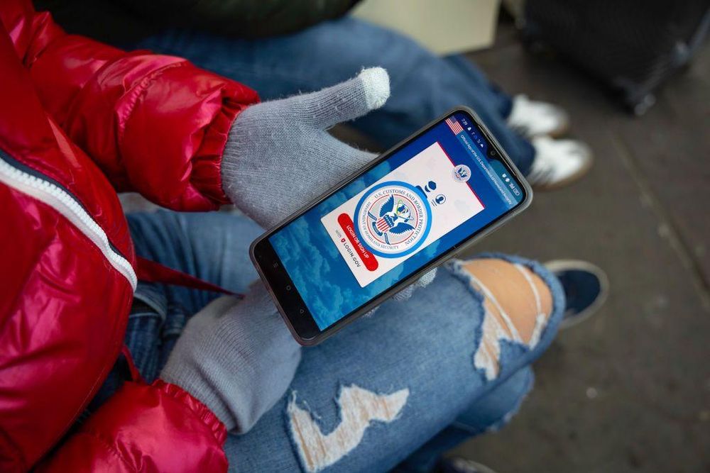 Muchos migrantes usaron la app para solicitar cita ante las autoridades estadounidenses mientras esperaban en países como México por la respuesta a su solicitud.