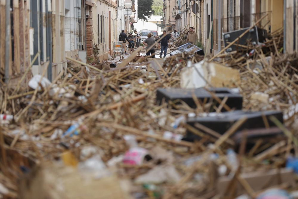 Una calle de Paiporta tras el paso de la DANA. EFE