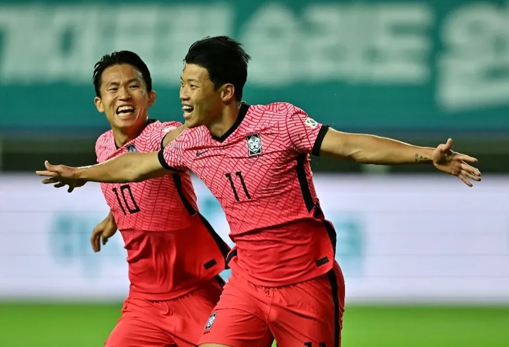 Hwang Heechan celebra su gol