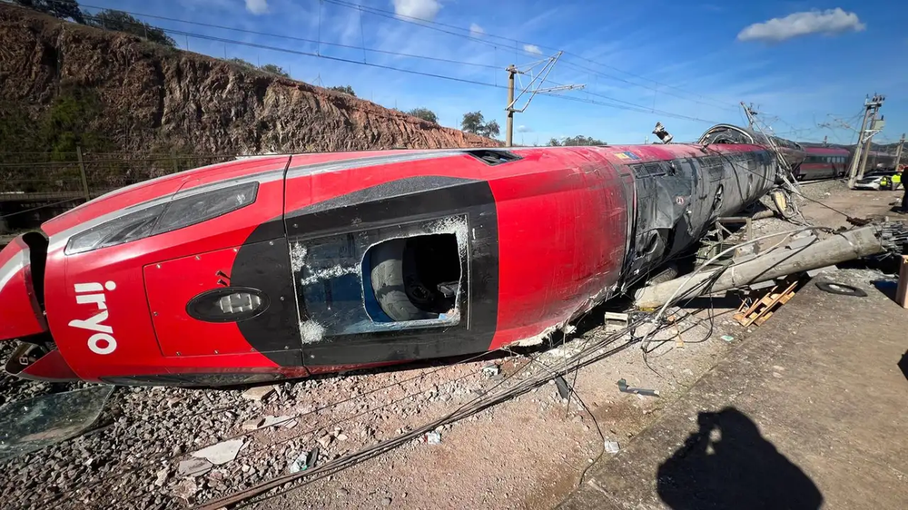 La cabina del maquinista del Iryo destrozado tras el descarrilamiento en Adamuz.
