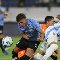 Juan Rodríguez, Agustín Ruberto y el golero uruguayo Kevin Martínez en el momento del choque que le provocó una lesión al argentino en el Sudamericano sub 20 de Venezuela