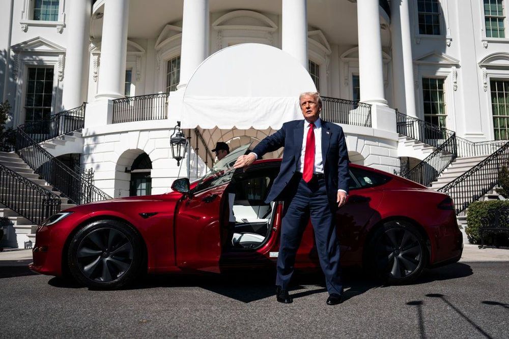 Trump se comprometió semanas atrás a comprar un Tesla.