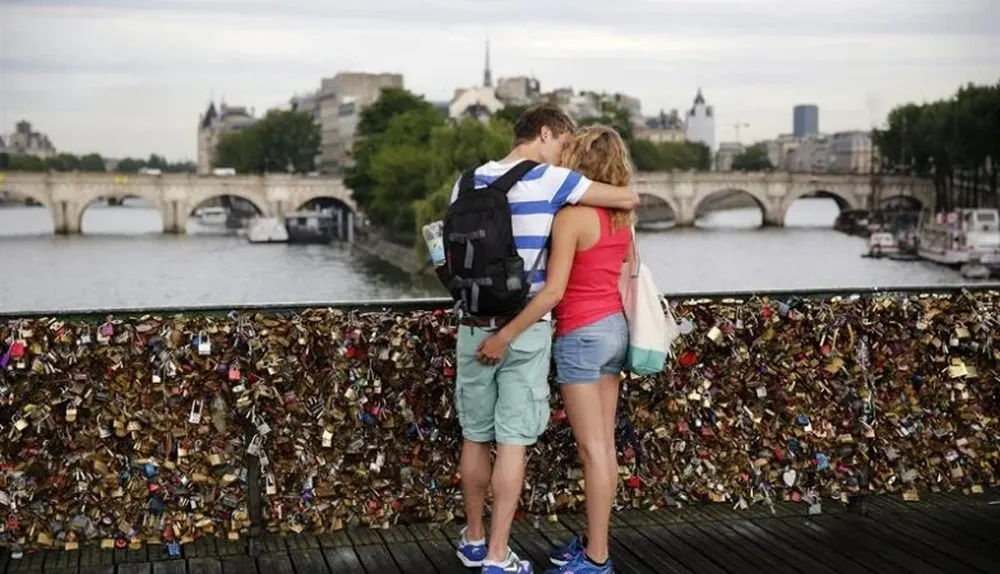 Francia. Una pareja se besa en el Pont des Arts, en Paris