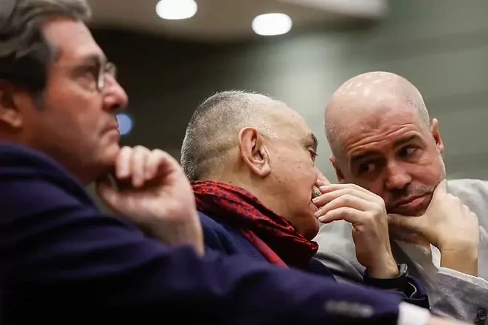 De izquierda a derecha, el presidente de la CEOE, Antonio Garamendi, con los secretarios generales de UGT, Pepe Álvarez, y de CCOO, Unai Sordo, ayer, en el Ministerio de Trabajo
