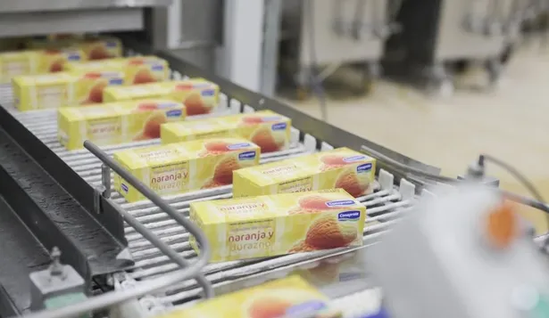El conflicto sucede en la empresa que distribuye la línea de helados.