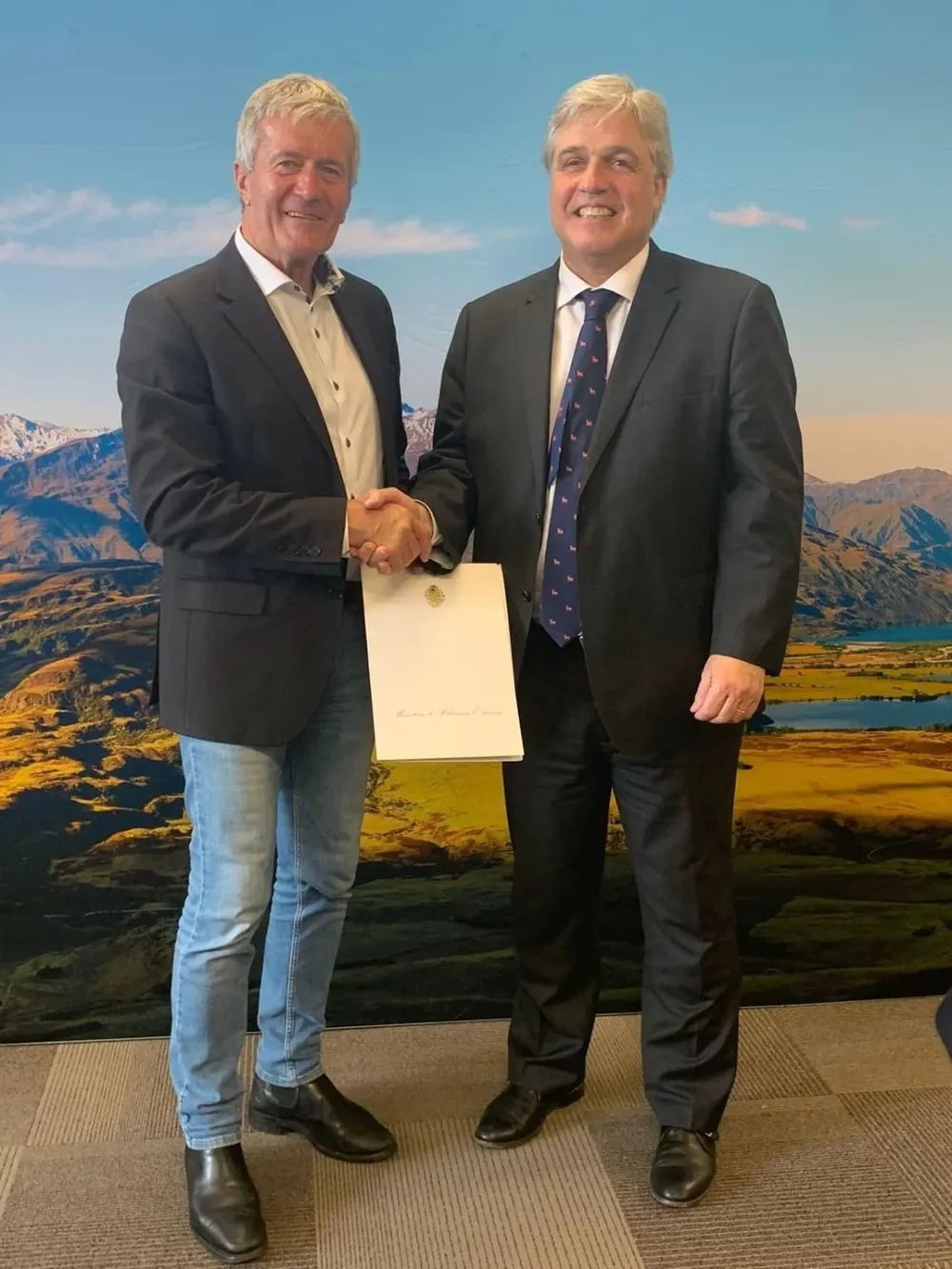 El canciller Francisco Bustillo entregó la carta de solicitud de acceso al Ministro de Comercio y Crecimiento de las Exportaciones neozelandés, Damien O’Connor