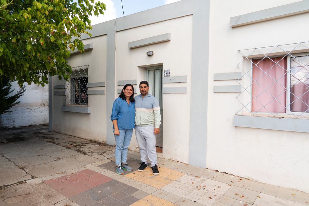 Liliana Sosa y su pareja, Pablo, ambos damnificados por el tornado, frente a su casa reconstruida.