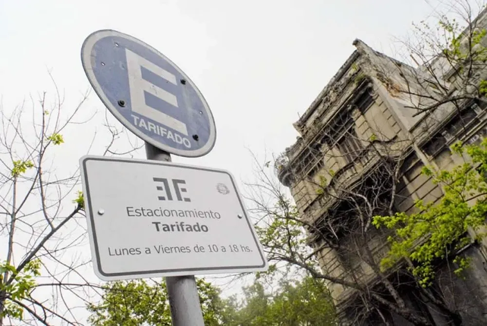 La intendencia de Montevideo aumentará las tarifas de estacionamiento y extenderá el sistema. A.Cuenca