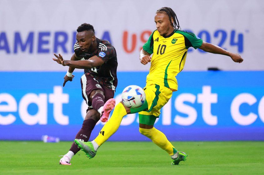 Julian Quiñones de México y Bobby Reid de Jamaica en el partido del grupo B de la Copa América 2024
