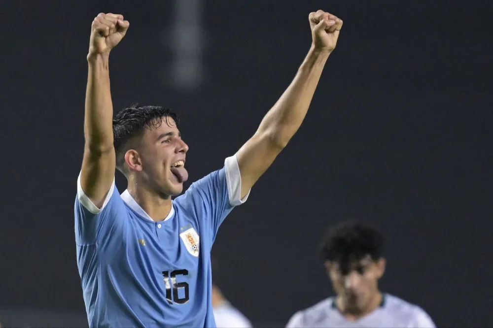 Facundo González, defensor de Uruguay