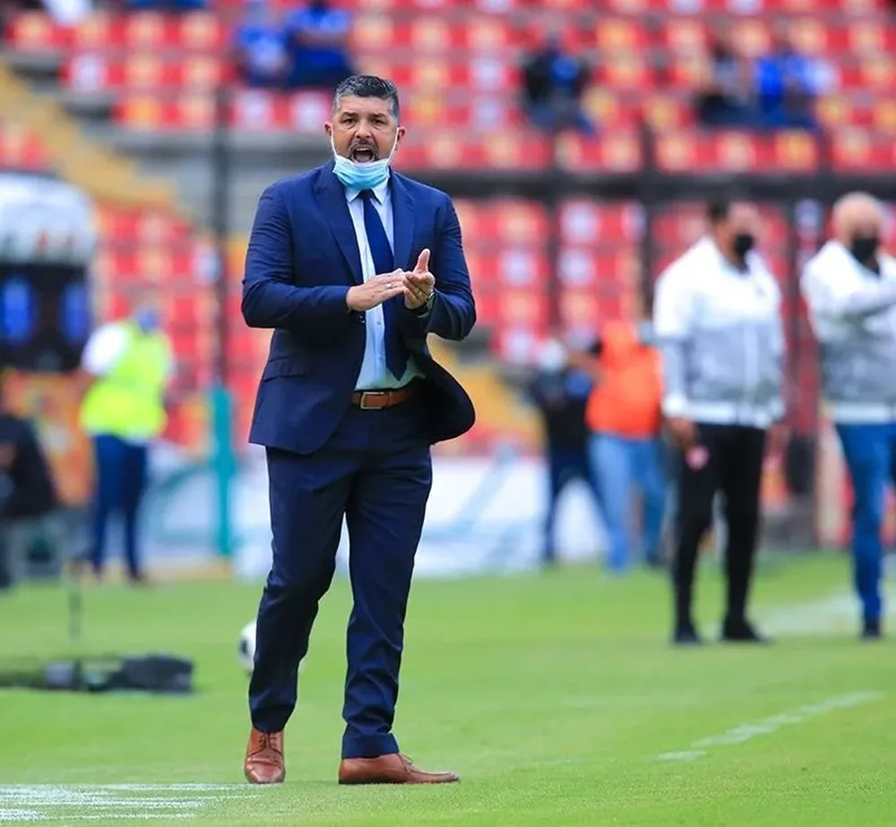 Leo Ramos en su debut y victoria en Gallos Blancos