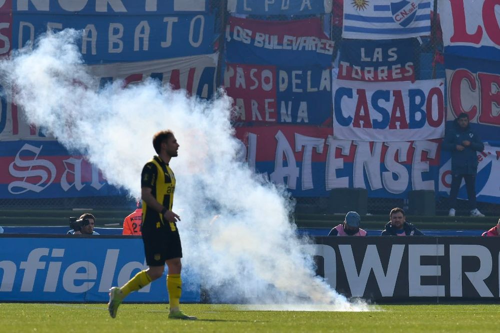 Bengala tirada por hinchas de Nacional Bengala tirada por hinchas de Nacional